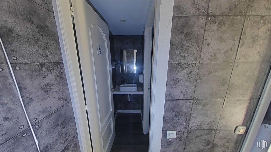 Retail for sale at Calle Tapia de Casariego, Moncloa - Aravaca, Madrid, 28023 with floor, flooring, room, grey, silver, plumbing fixture, tile and sink around