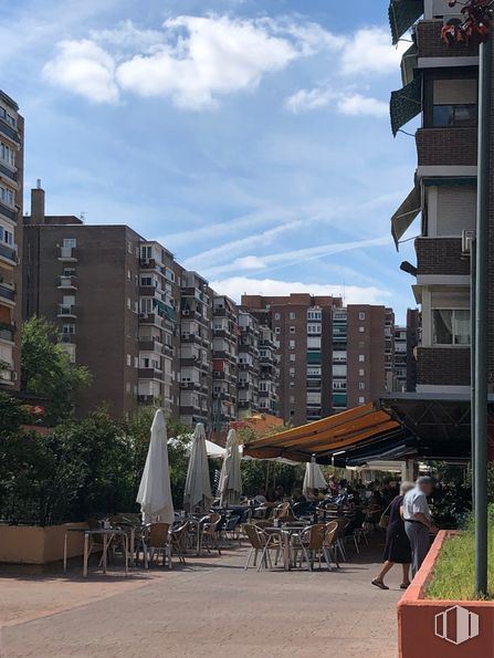 Local en alquiler y venta en Zona Moratalaz, Moratalaz, Madrid, 28030 con persona, edificio, cielo, nube, día, planta, infraestructura, ventana, diseño urbano y barrio alrededor