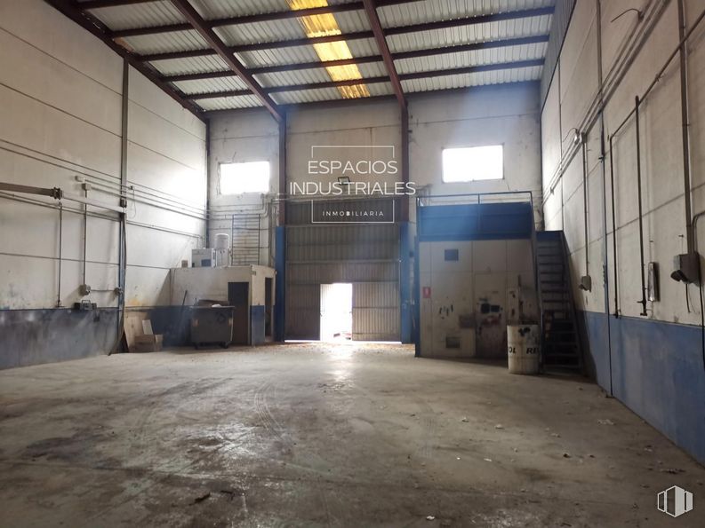 Industrial for sale at Calle Segura, 11, Mejorada del Campo, Madrid, 28840 with hall, gas, flooring, fixture, wood, ceiling, concrete, beam, door and symmetry around