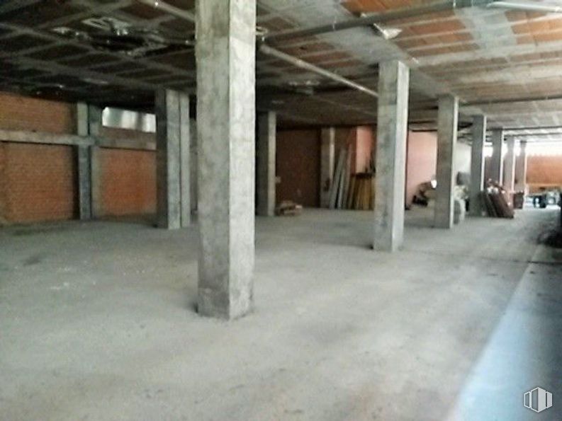 Retail for sale & for rent at Calle Agustín Rodríguez Sahagún, Ávila, 05003 with hall, flooring, fixture, floor, composite material, real estate, building material, wood, ceiling and concrete around