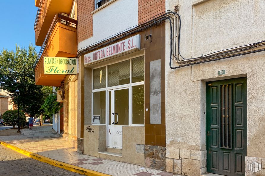 Retail for sale at Paseo Estación, 20, Tarancón, Cuenca, 16400 with door, building, window, fixture, wall, sky, material property, residential area, facade and road surface around