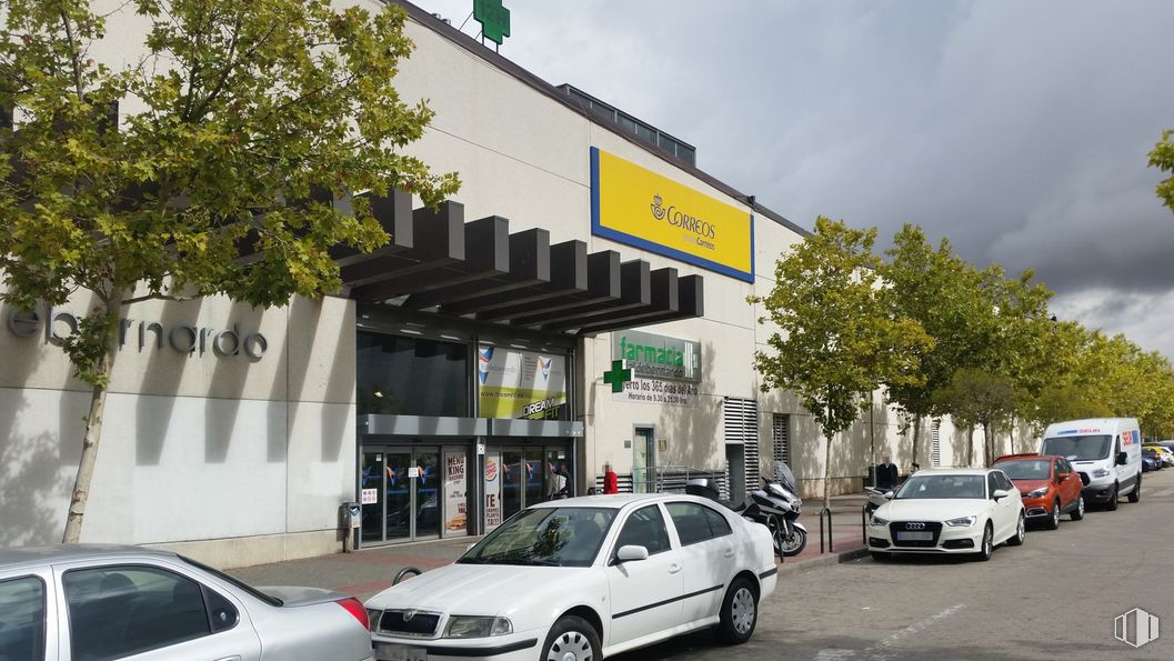 Local en venta en C.C. Valdebernardo, Calle Bulevar de José Prat, 35, Vicálvaro, Madrid, 28032 con coche, edificio, luz de estacionamiento automotriz, rueda, vehículo, vehículo terrestre, neumático, cielo, nube y vehículo motorizado alrededor