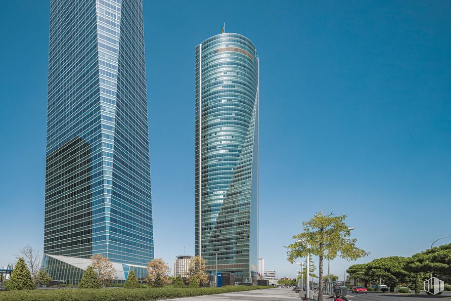 Office for rent at Torre Emperador, Paseo Castellana, 259 D , Fuencarral - El Pardo, Madrid, 28046 with building, sky, skyscraper, plant, tower, tower block, urban design, condominium, tree and neighbourhood around