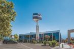 Office for rent at Edificio B, Calle Enrique Granados, 6, Pozuelo de Alarcón, Madrid, 28223 with car, building, sky, plant, daytime, cloud, wheel, architecture, vehicle and urban design around