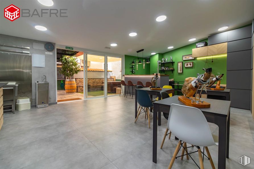 Retail for sale at Calle Pozo Chico, Valdemoro, Madrid, 00000 with houseplant, person, chair, kitchen & dining room table, interior design, furniture, flooring, floor, wall and wood around