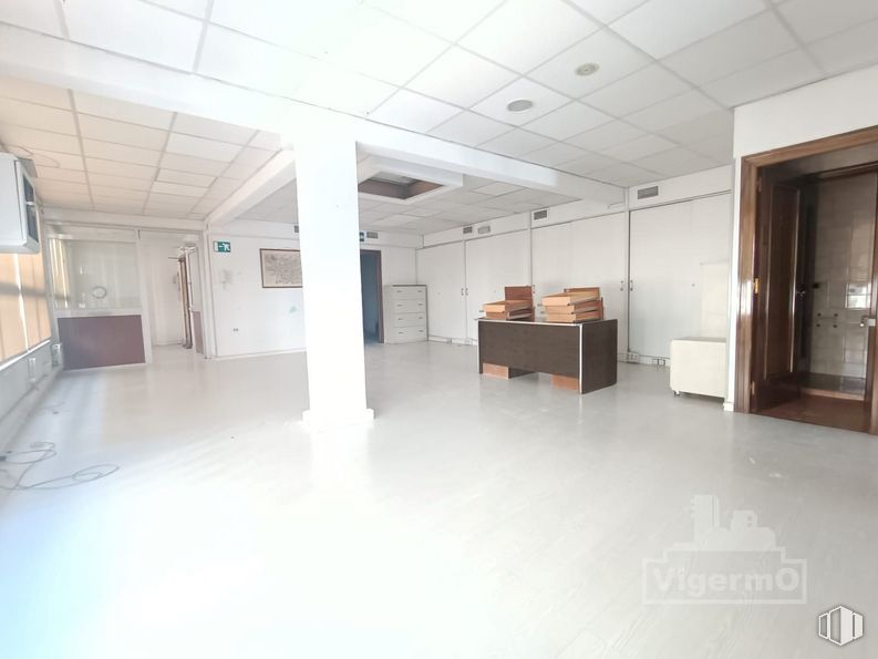 Oficina en alquiler y venta en Plaza Mayor, Torrejón de Ardoz, Madrid, 28850 con escritorio, hall, suelos, madera, suelo, accesorio, inmobiliario, vidrio, silla y espacio alrededor