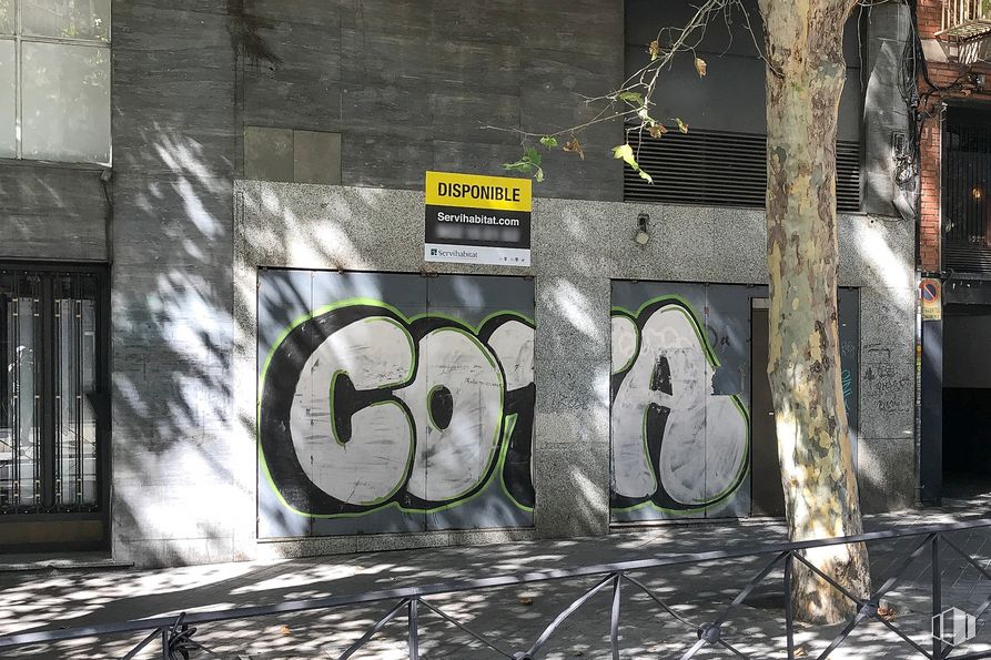 Local en venta en Paseo Santa María de la Cabeza, 26, Arganzuela, Madrid, 28045 con superficie de la carretera, edificio, arte, grafiti, fuente, barrio, carretera, fachada, ciudad y asfalto alrededor