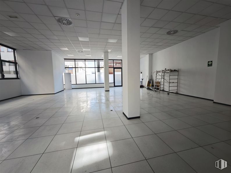 Retail for rent at Calle Haya, 4, Carabanchel, Madrid, 28044 with window, flooring, floor, ceiling, interior design, tile flooring, composite material, hall, glass and commercial building around