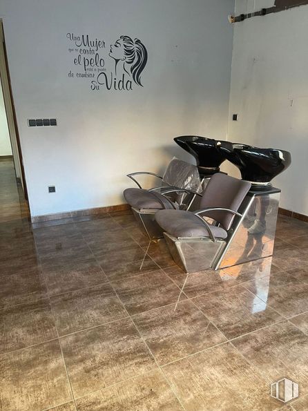 Retail for rent at Calle Honda, Fuenlabrada, Madrid, 28944 with chair, wood, interior design, floor, flooring, automotive design, art, tints and shades, hardwood and room around