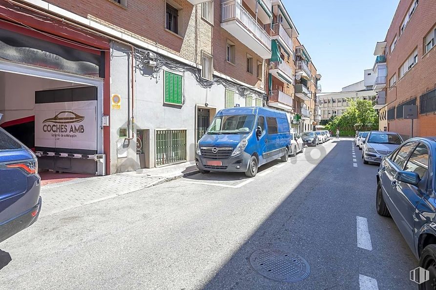 Retail for sale at Calle López Mezquía, 9, Carabanchel, Madrid, 28019 with car, tire, wheel, automotive parking light, land vehicle, building, vehicle, window, motor vehicle and automotive lighting around