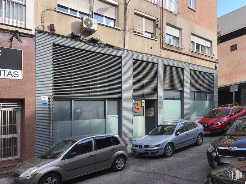 Oficina en alquiler en Travesía José Arcones Gil, 3, Ciudad Lineal, Madrid, 28017 con coche, edificio, ventana, luz de estacionamiento automotriz, neumático, vehículo terrestre, rueda, vehículo, propiedad, diseño automotriz y iluminación automotriz alrededor