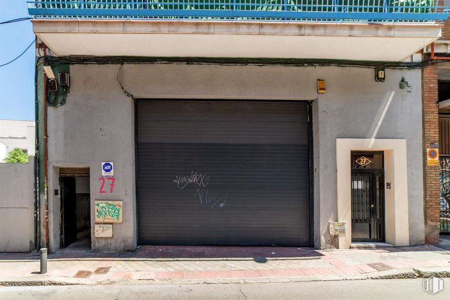 Local en alquiler en Calle Sierra de los Filabres, 24, Puente de Vallecas, Madrid, 28038 con puerta, edificio, sombra, madera, fachada, gas, casa, asfalto, ciudad y superficie de la carretera alrededor