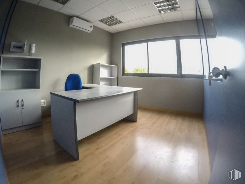 Office for rent at Calle Ramón y Cajal, 90, Arroyomolinos, Madrid, 28939 with desk, window, building, table, flooring, house, interior design, floor, fixture and wood around