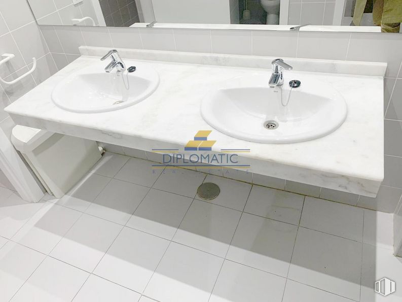 Office for sale & for rent at Zona Las Matas, Las Rozas de Madrid, Madrid, 28290 with sink, tap, plumbing fixture, bathroom sink, property, white, bathroom, rectangle, black and fluid around