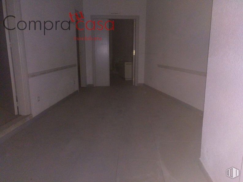 Retail for sale & for rent at Calle Carmen, Segovia, 40001 with fixture, door, wood, flooring, floor, hall, building, hardwood, concrete and paint around