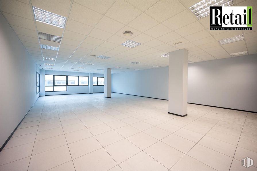 Office for sale & for rent at Calle Casas de Miravete, Villa de Vallecas, Madrid, 28031 with flooring, floor, ceiling, interior design, composite material, hall, tile flooring, commercial building, glass and silver around