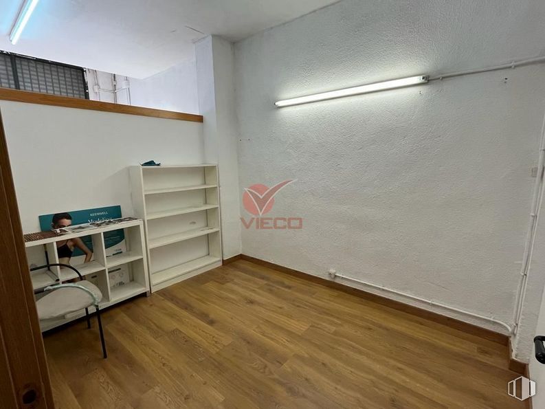 Retail for sale & for rent at Zona centro, Cuenca, 16004 with bookcase, chair, building, wood, flooring, floor, shelf, wood stain, hardwood and laminate flooring around