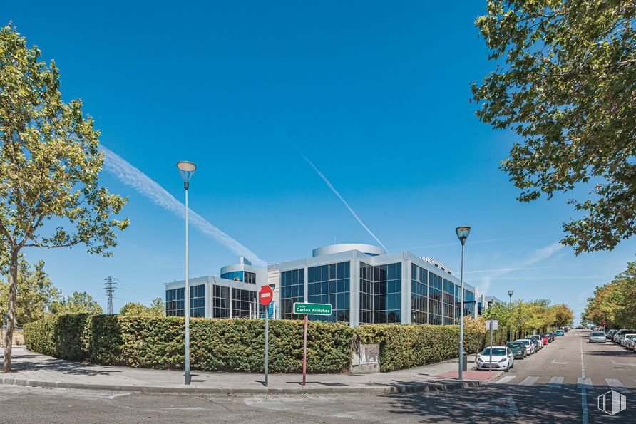 Oficina en alquiler en Edificio B, Calle Enrique Granados, 6, Pozuelo de Alarcón, Madrid, 28223 con edificio, cielo, planta, día, luz de la calle, árbol, coche, superficie de carretera, asfalto y alumbrado alrededor