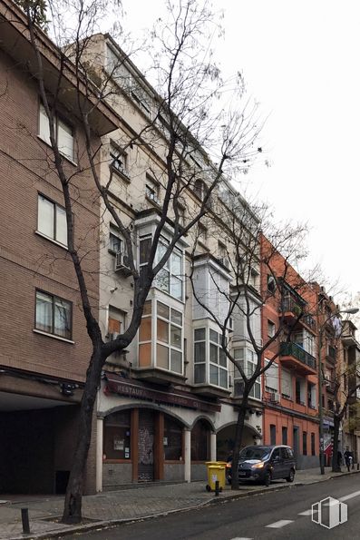 Retail for sale at Calle Mateo García, 7, Ciudad Lineal, Madrid, 28017 with window, car, building, sky, tire, plant, wheel, house, urban design and road surface around