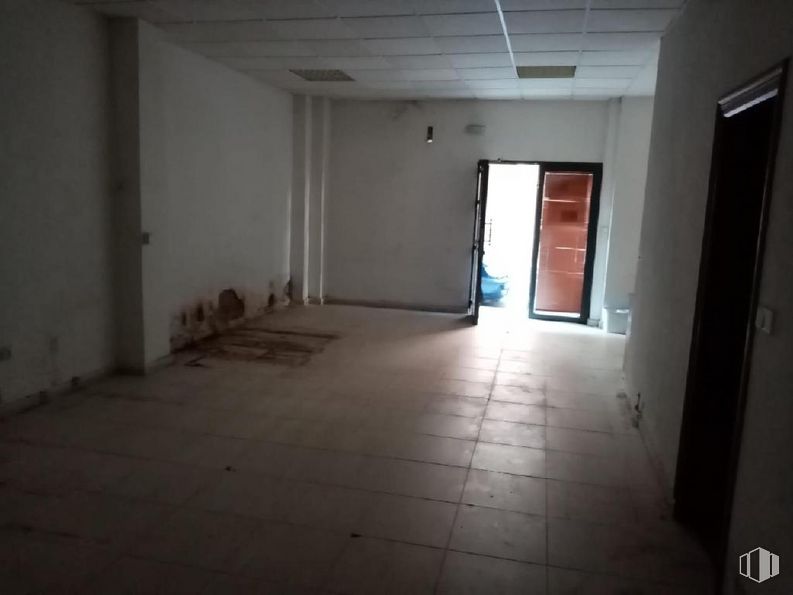 Local en venta en Calle Montesclaros, 3, Talavera de la Reina, Toledo, 45600 con puerta, accesorio, suelo, piso, pasillo, madera, techo, material compuesto, material de construcción y hormigón alrededor