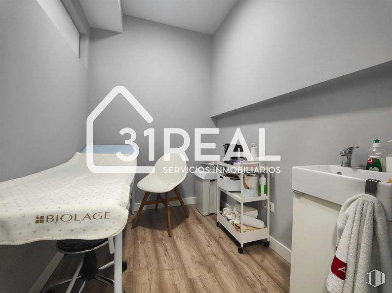 Retail for rent at Zona Peñagrande, Fuencarral - El Pardo, Madrid, 28035 with sink, chair, furniture, table, building, interior design, comfort, flooring, wood and grey around