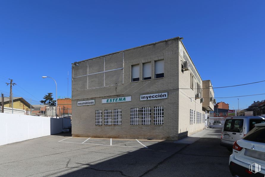 Oficina en alquiler en Calle San Jaime, 1, Villa de Vallecas, Madrid, 28031 con coche, edificio, ventana, furgoneta, casa, cielo, luz de la calle, accesorio, asfalto, material compuesto, diseño urbano, fachada y edificio comercial alrededor