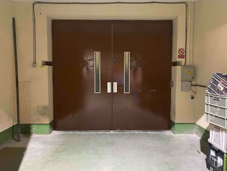 Industrial for sale at Zona industrial, Arganda del Rey, Madrid, 28500 with door, property, fixture, floor, flooring, building, home door, wood, handle and door handle around