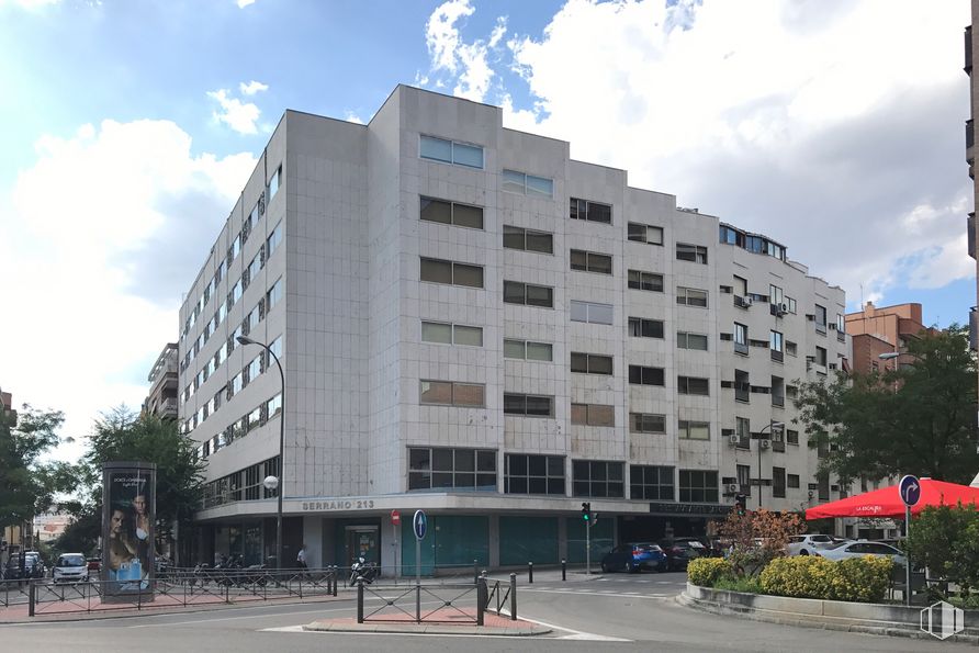 Oficina en venta en Calle Serrano, 213, Chamartín, Madrid, 28016 con edificio, paraguas, nube, cielo, tiempo de día, ventana, diseño urbano, bloque de pisos, arquitectura, vecindario y condominio alrededor