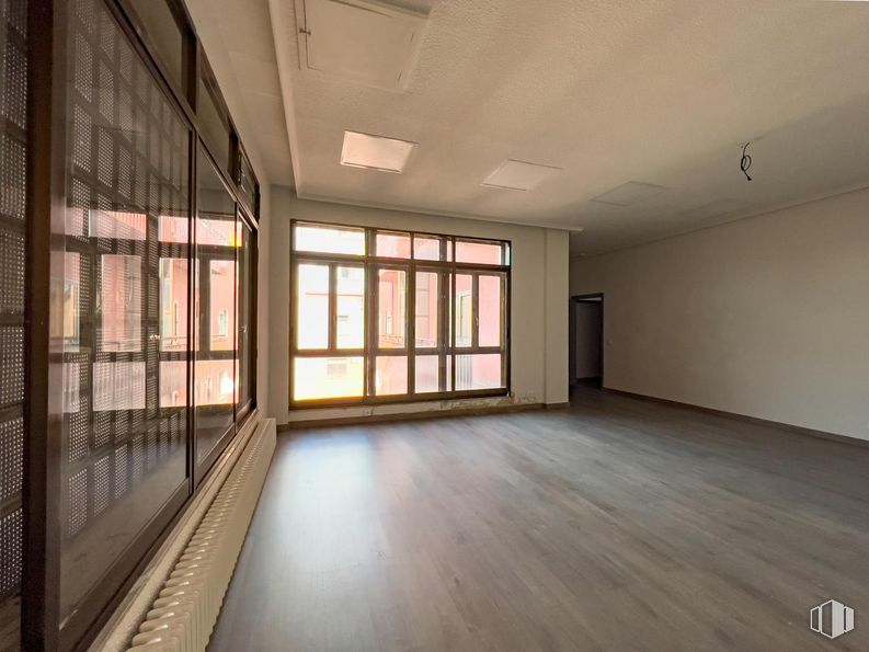 Oficina en alquiler y venta en Plaza Claudio Sánchez Albornoz, Ávila, 05001 con ventana, edificio, pasillo, accesorio, madera, interiorismo, suelo, piso, casa y techo alrededor