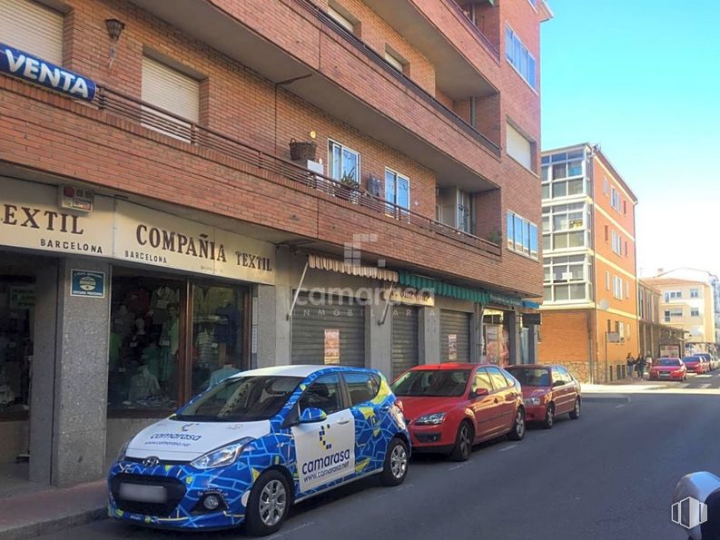 Retail for sale at Calle David Herrero, 9, Ávila, 05005 with car, building, tire, wheel, land vehicle, vehicle, window, sky, automotive lighting and automotive design around