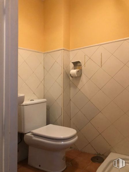 Local en venta en Calle Águila, Centro, Madrid, 28005 con inodoro, marrón, baño, morado, asiento de inodoro, piso, línea, accesorio, propiedad material y suelo alrededor