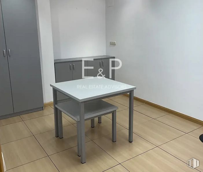 Oficina en alquiler en Calle Perú, Las Rozas de Madrid, Madrid, 28290 con mesa, alacena, armario, mueble, edificio, madera, silla, rectángulo, suelos y suelo alrededor