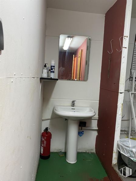 Nave en alquiler en Calle Real, 28, Villalbilla, Madrid, 28810 con fregadero, espejo, grifo, accesorios de fontanería, lavabo, propiedad, cuarto de baño, interiorismo, madera y suelo alrededor