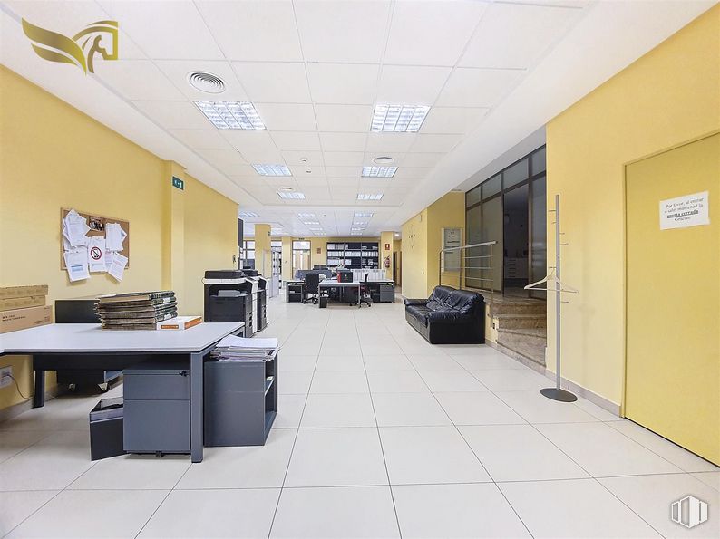 Office for sale at Calle Vega, Torrijos, Toledo, 45500 with desk, couch, property, furniture, office chair, interior design, architecture, building, flooring and floor around