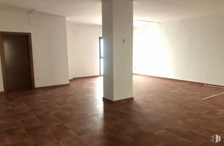 Office for sale at Plaza Salvador, Arévalo, Ávila, 05200 with door, light fixture, wood, architecture, fixture, flooring, floor, hall, wall and building material around