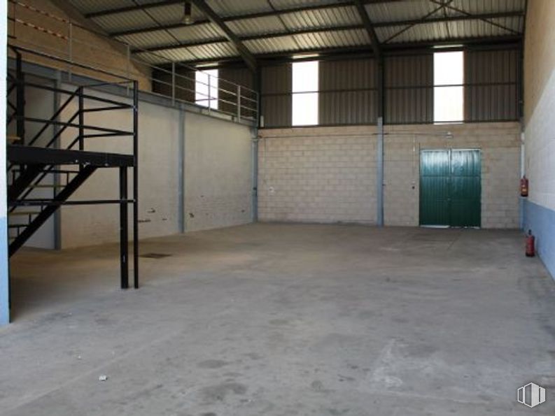 Industrial for sale & for rent at Calle Príncipe de Asturias, Villarejo de Salvanés, Madrid, 28590 with door, building, wood, flooring, floor, house, hall, real estate, composite material and ceiling around