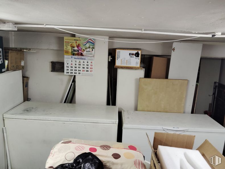 Retail for rent at Paseo Delicias, 68, Arganzuela, Madrid, 28045 with flooring, shipping box, major appliance, box, home appliance, cardboard packaging, shelving and cabinetry around