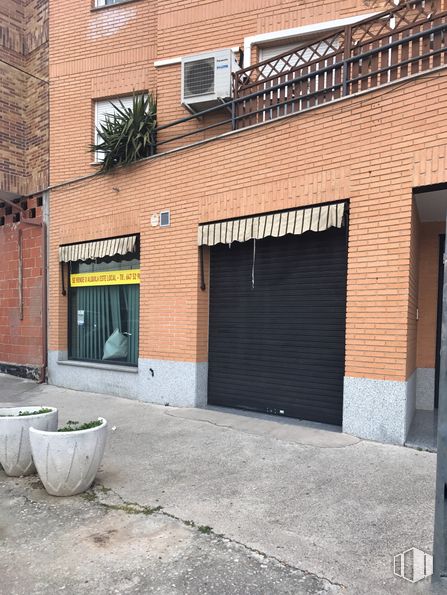 Retail for sale & for rent at Calle Real, 51, Camarena, Toledo, 45180 with flowerpot, building, window, property, road surface, architecture, asphalt, plant, wood and brickwork around