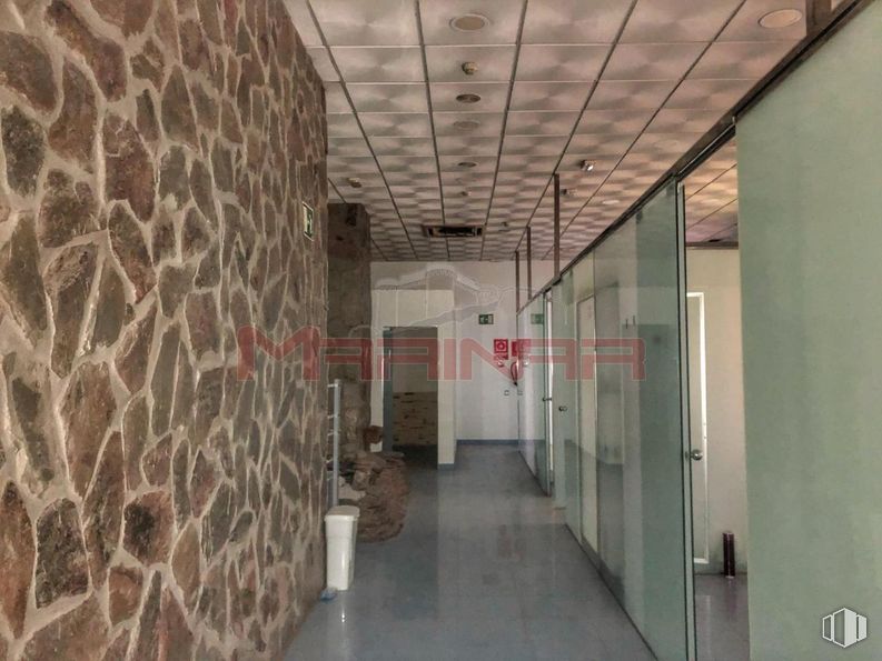 Retail for sale & for rent at Zona Las Aves-Jardín de Oñate, Aranjuez, Madrid, 28300 with interior design, fixture, flooring, building, ceiling, glass, art, building material, hall and door around