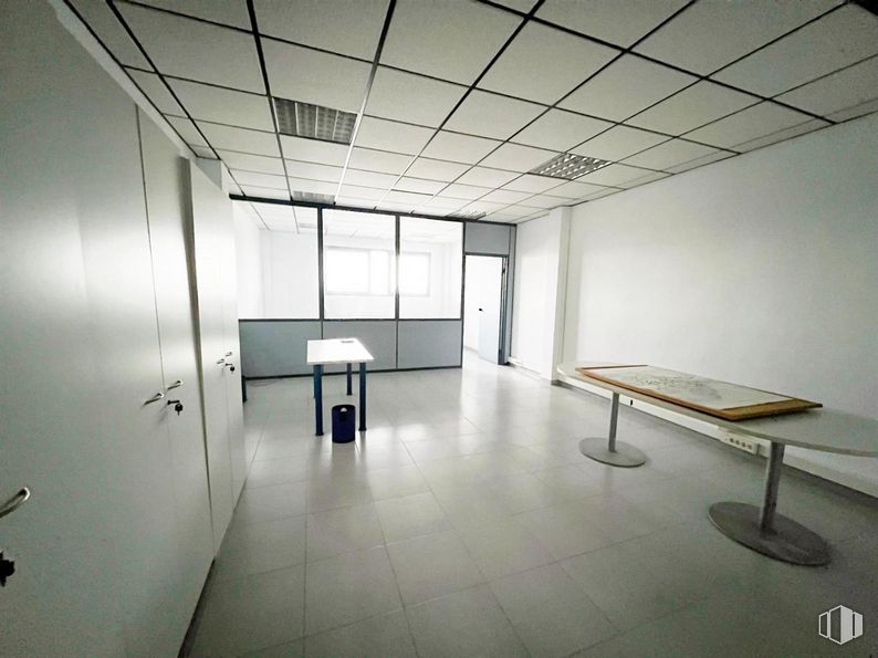 Oficina en venta en Avenida Real de Pinto, Villaverde, Madrid, 28021 con mesa, interiorismo, edificio, arte, suelos, hall, suelo, accesorio, ventana y techo alrededor