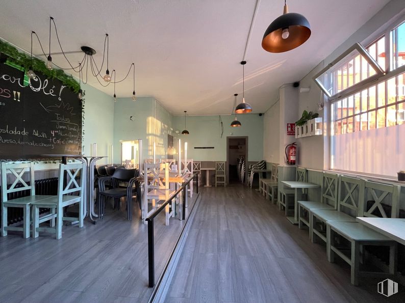 Retail for sale & for rent at Universidad, Ávila, 05003 with light fixture, lighting, table, furniture, flooring, interior design, wood, floor, ceiling and restaurant around