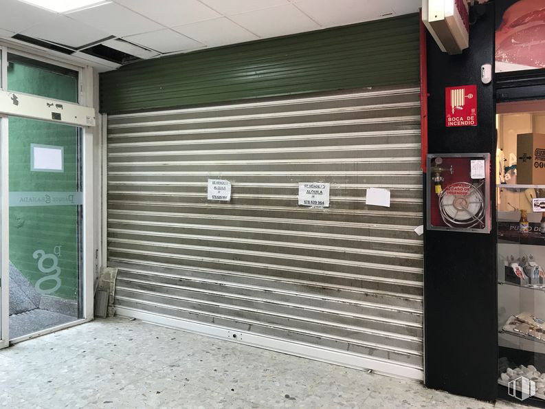 Local en alquiler y venta en Calle Holanda, 2, Fuenlabrada, Madrid, 28943 con puerta, accesorio, infraestructura, edificio, superficie de carretera, madera, sombra, pared, material compuesto y fachada alrededor