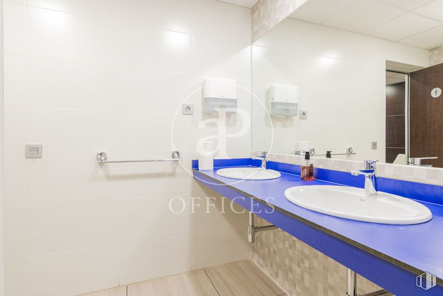 Oficina en alquiler y venta en Calle Alfonso Gómez, San Blas - Canillejas, Madrid, 28037 con fregadero, grifo, accesorios de fontanería, cuarto de baño, edificio, fluido, espejo, suelo, lavabo y madera alrededor