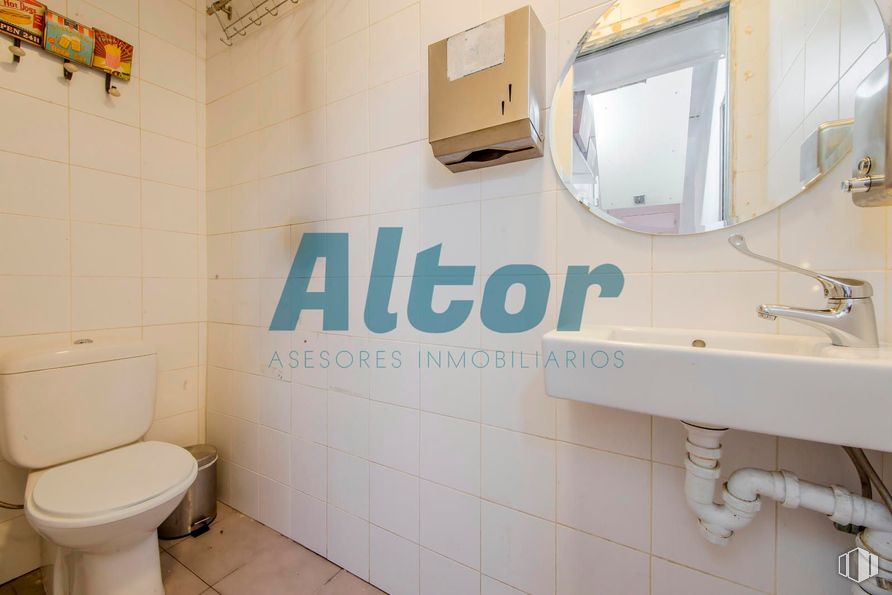 Retail for sale & for rent at Calle Barrilero, Retiro, Madrid, 28007 with toilet, mirror, sink, flooring, floor, room, plumbing fixture, ceiling, apartment and plumbing around