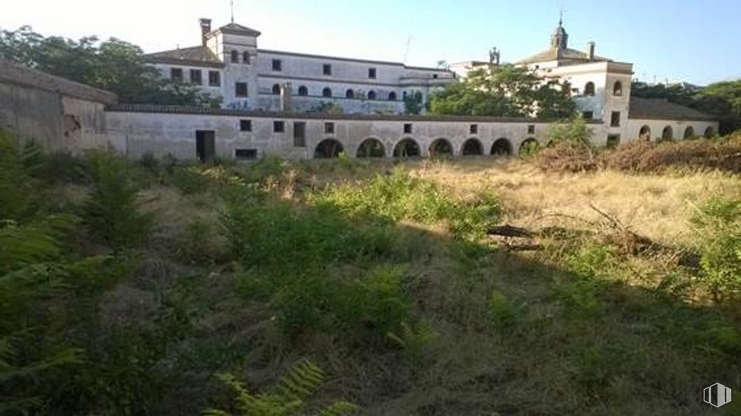 Land for sale at Calle Ronda de San Isidoro, Tarancón, Cuenca, 16400 with building, plant, sky, window, land lot, grass, tree, landscape, city and hill around