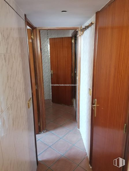 Retail for rent at Calle Santa Mónica, Alcalá de Henares, Madrid, 28804 with fixture, wood, interior design, floor, building, flooring, house, door, hardwood and home door around