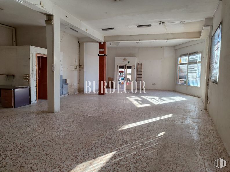 Local en alquiler en Zona centro, Moraleja de Enmedio, Madrid, 28950 con ebanistería, ventana, mueble, propiedad, accesorio, hall, suelos, interiorismo, madera y suelo alrededor