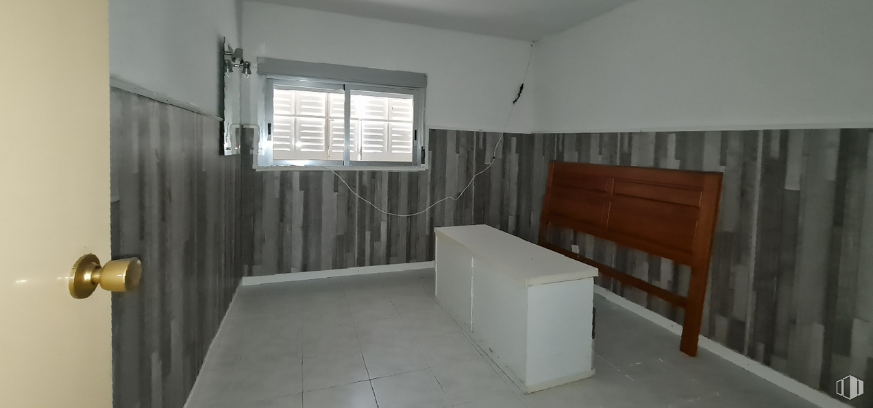 Local en alquiler y venta en Zona Río Alberche, Hormigos, Toledo, 45919 con persiana de la ventana, manija de la puerta, propiedad, ventana, madera, interiorismo, arquitectura, piso, suelo y accesorio alrededor