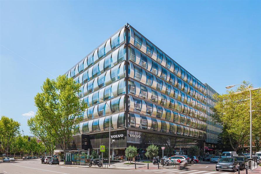 Local en alquiler en Calle Padre Damián, Chamartín, Madrid, 28036 con edificio, cielo, coche, árbol, bloque de pisos, luz de la calle, condominio, vehículo, diseño urbano y vía pública alrededor