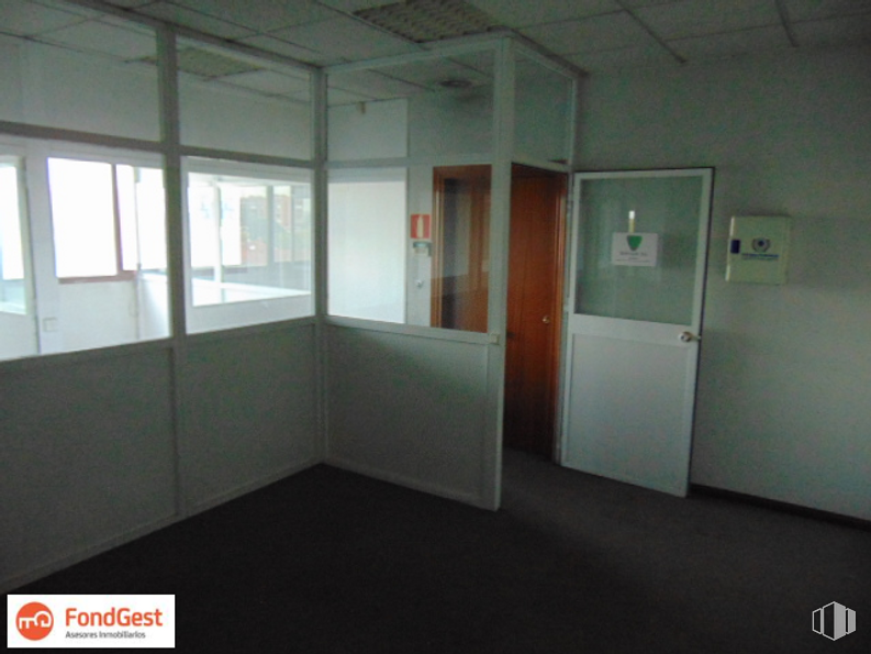 Office for sale at Edificio Alcocer 47, Calle Alcocer, 47, Villaverde, Madrid, 28041 with door, fixture, floor, building, flooring, wood, house, glass, hall and ceiling around